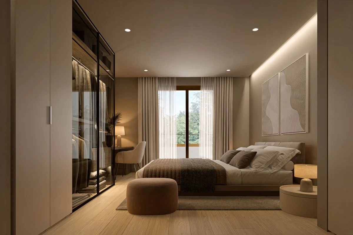 Camera da letto moderna con letto con coperte e cuscini, armadio a specchio, sedia, lampada e quadro decorativo, con grande finestra che dà su un balcone e tende leggere.