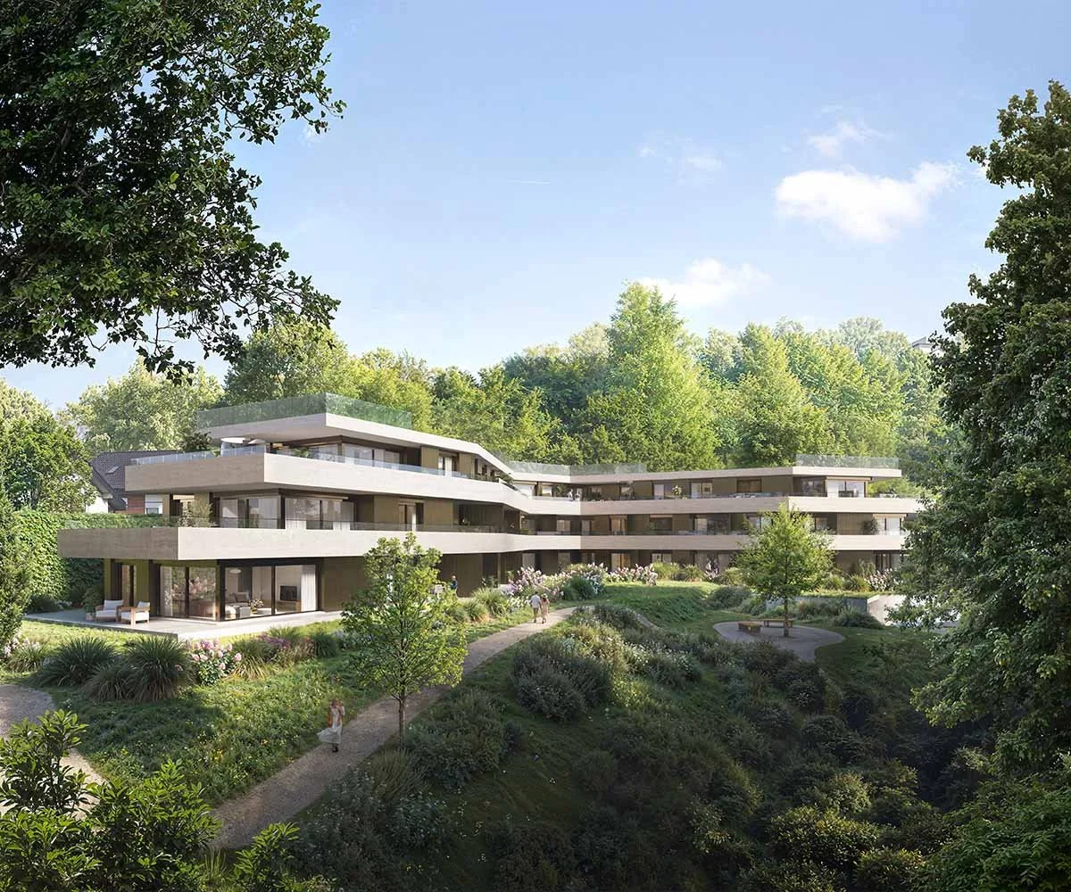 Complesso residenziale moderno immerso nel verde con grandi terrazze e ampie finestre, circondato da alberi e giardini.