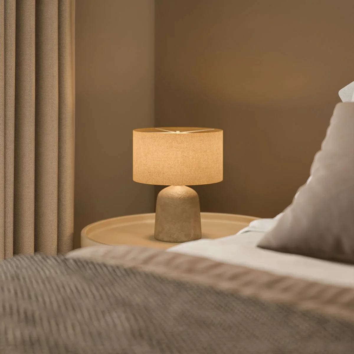 lampada accesa su un comodino accanto al letto in stile minimalista, con pareti beige e tende di tessuto.