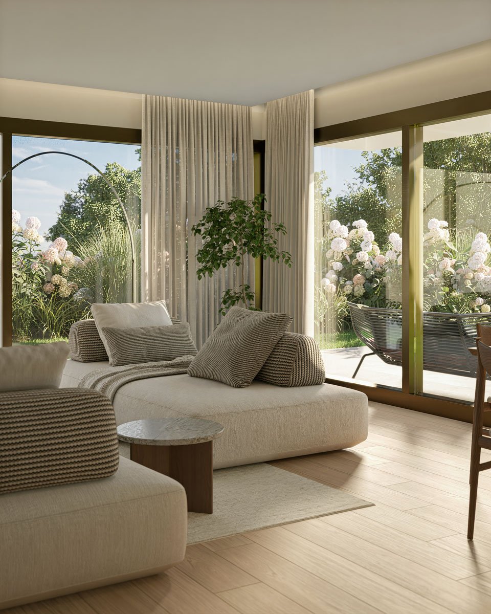 Soggiorno con grandi finestre su un giardino con fiori, divani in tessuto beige con cuscini a righe, e un tavolino rotondo in marmo.