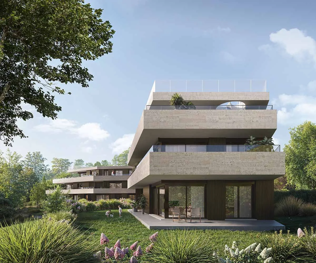 Edificio moderno con grandi terrazze, circondato da un giardino verde con piante e fiori, sotto un cielo sereno con alcune nuvole.