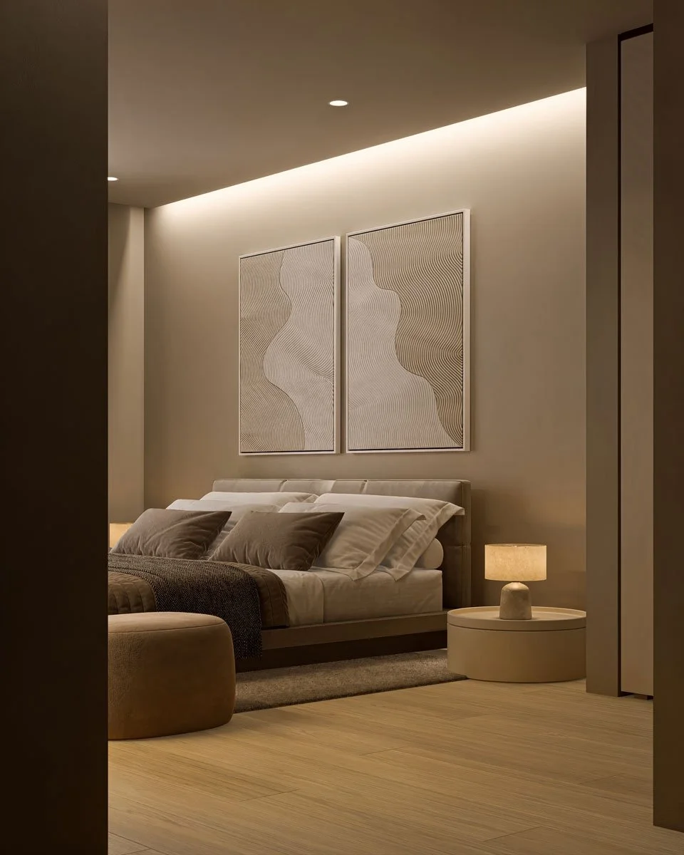 Camera da letto moderna con letto matrimoniale, quadri astratti sopra il letto, lampada da tavolo accesa vicino al letto, arredamento in toni neutri, pareti e pavimenti chiari.