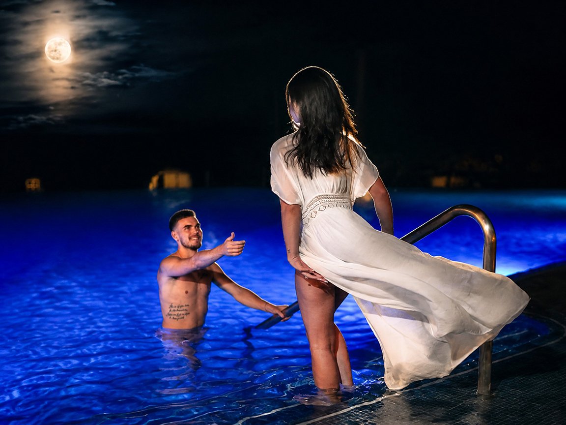 cancun-night-pool-couple-shoot.jpg
