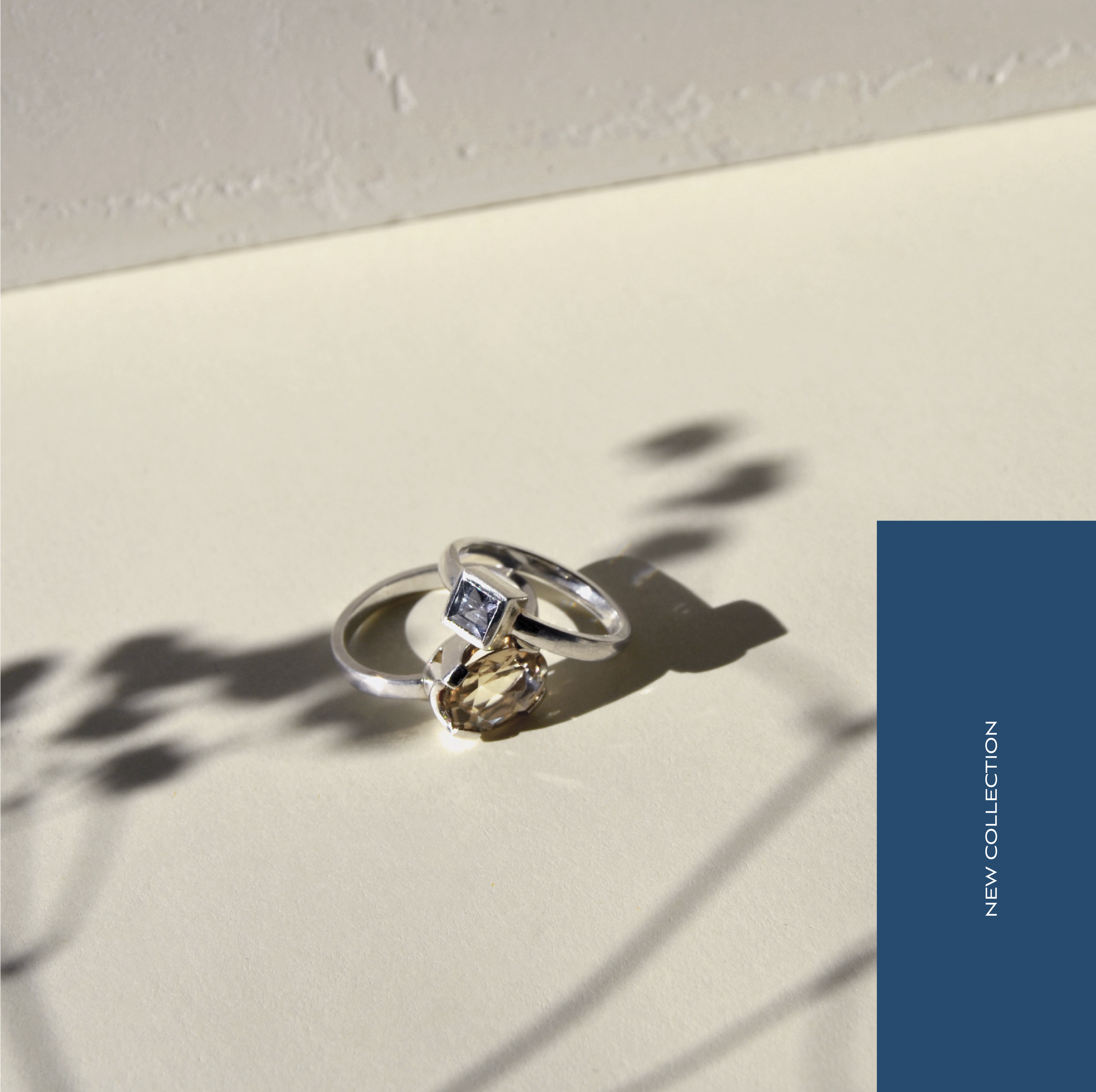Anillo de compromiso con piedra cúbica brillante en una mano. La luz crea reflejos en la piedra y el anillo.
