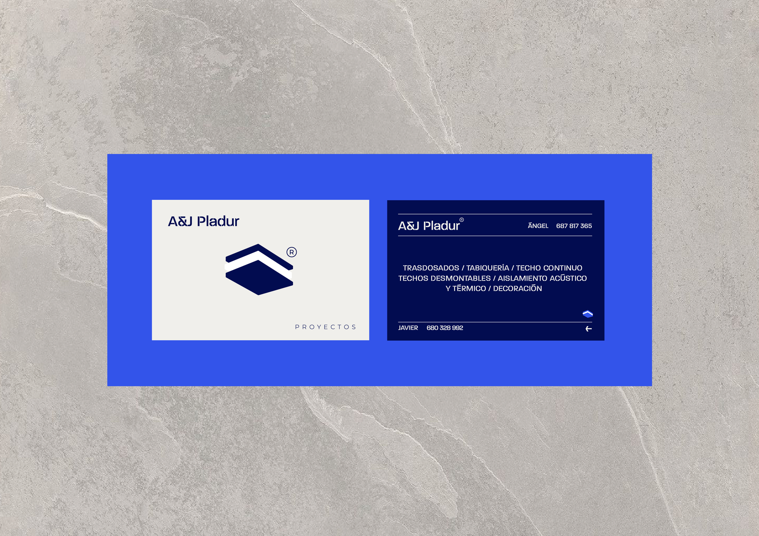 Tarjeta de presentación con logotipo de una empresa llamada A&J Pladur, en azul y blanco, con información de contacto y servicios relacionados con tabiques desmontables, aislamiento acústico y térmico, y decoración.