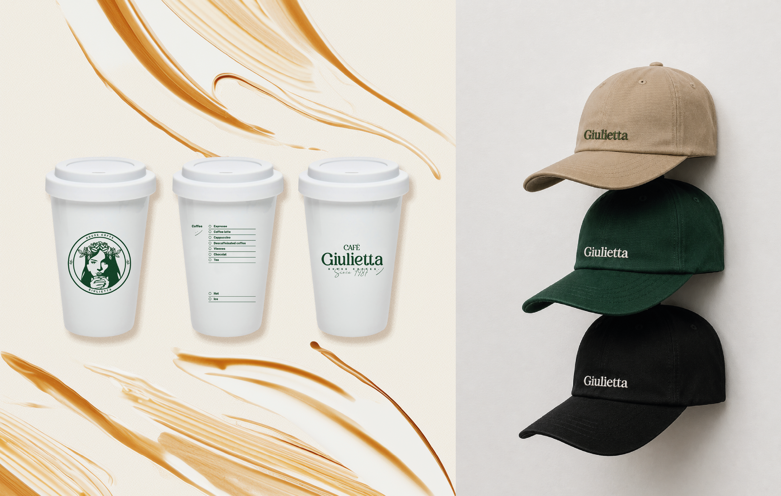 Tres tazas de café blancas con logotipo y nombre 'Café Giulietta', y cuatro gorras en colores caqui, verde, gris y negro con el nombre 'Giulietta' bordado, apiladas en una pared blanca.