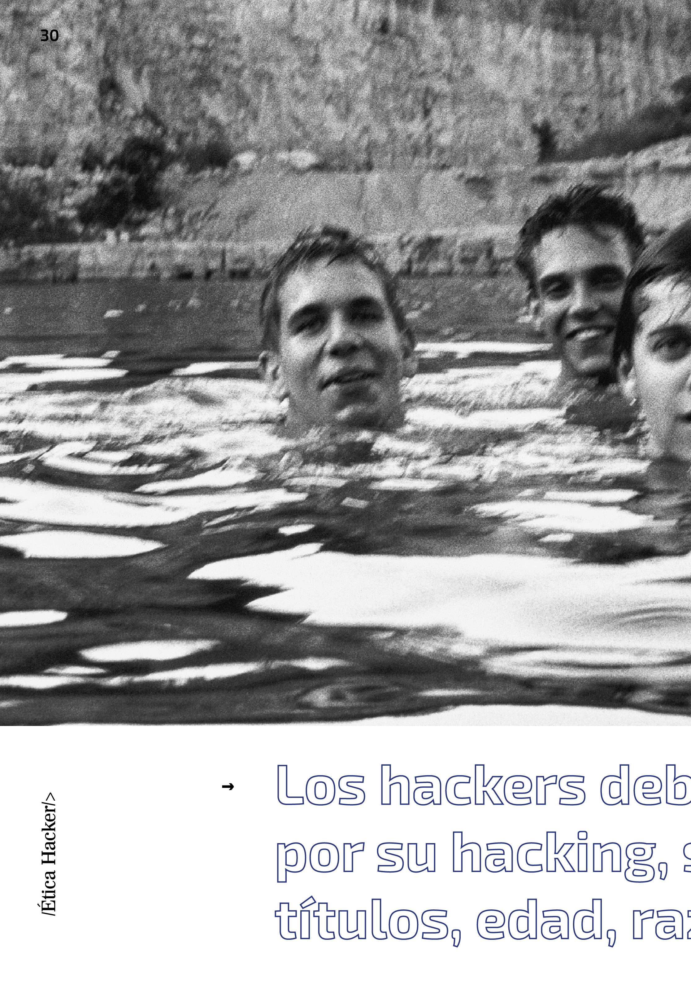 Tres personas nadando en una piscina, vista desde el agua, con un muro de piedra al fondo.