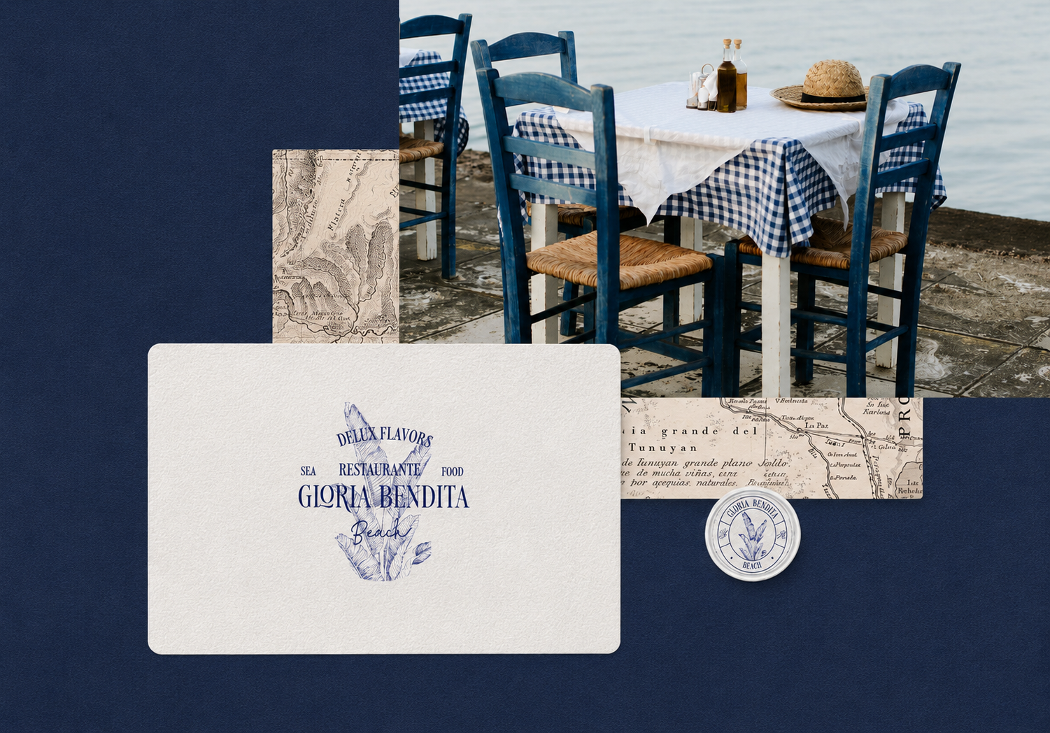 Una mesa de restaurante en la playa con una mesa cubierta con una tela de cuadros azul y blanco, con sillas azules, un sombrero, una botella de aceite y una salero, con vista al mar.