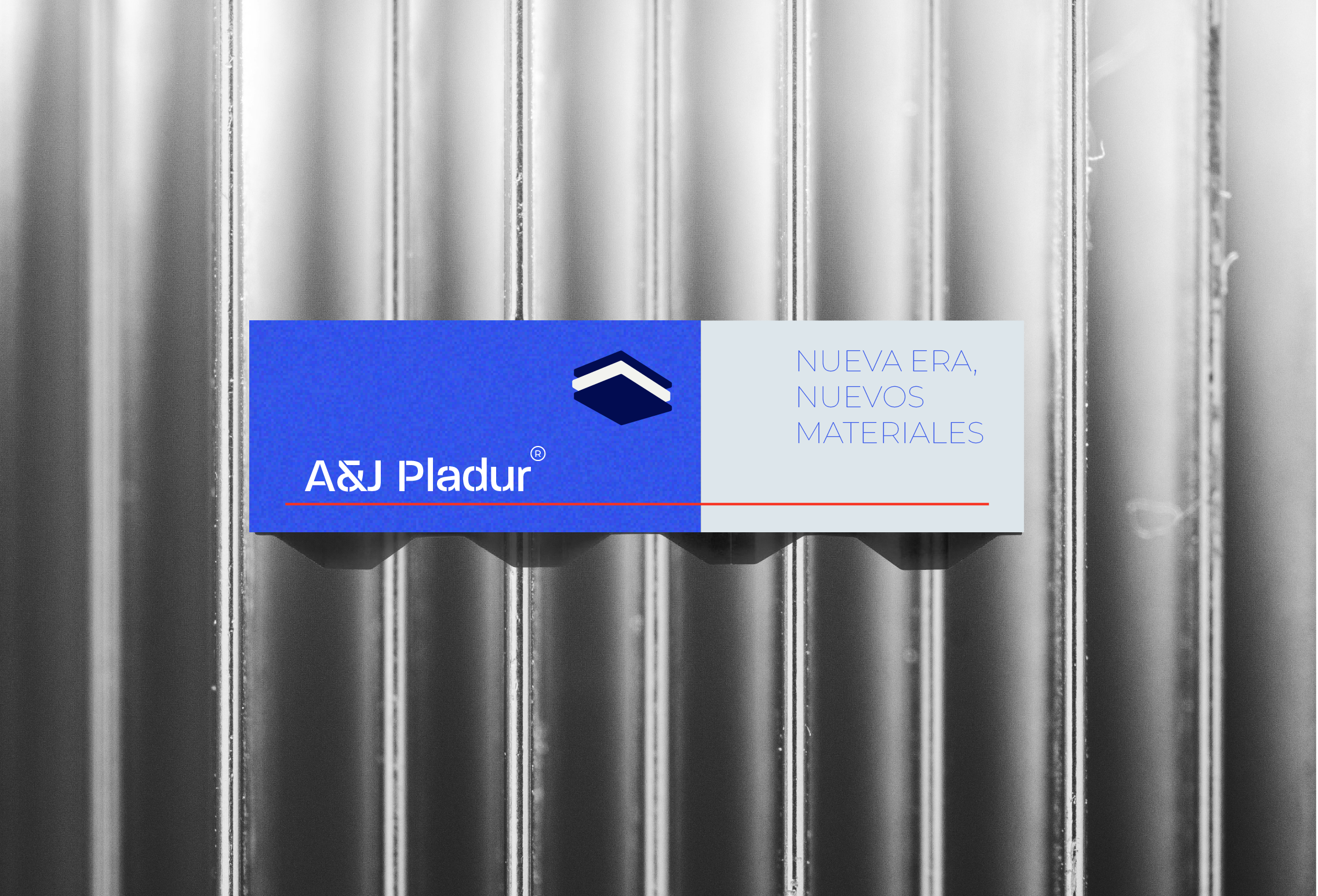 Etiqueta de producto para materiales nuevos de A&J Pladur en una caja con paneles de yeso.