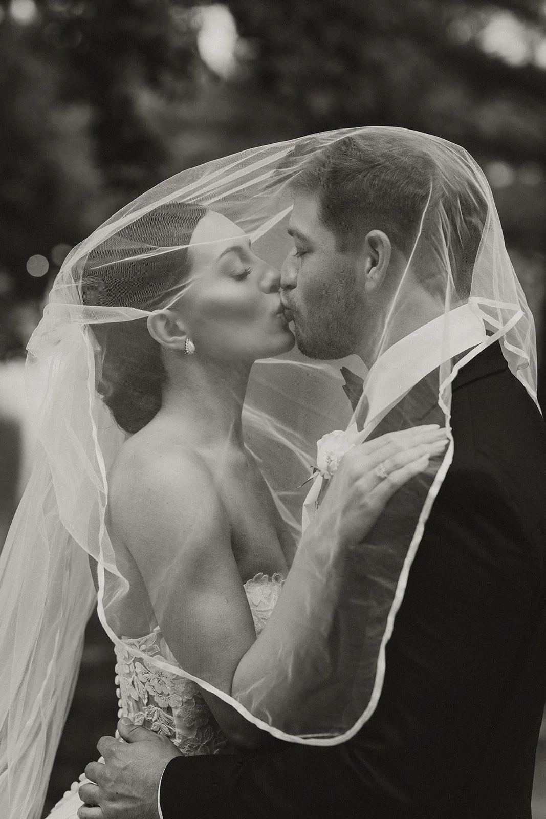 Tupelo, Mississippi bride and groom wedding photo.