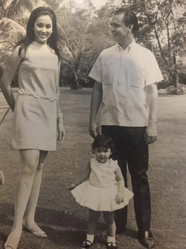 Fotografía familiar de la infancia de Fatimah Araneta en Filipinas con su madre y padre.