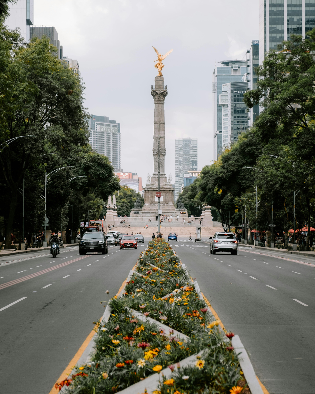 Ángel de la Independencia sobre Paseo de la Reforma en la Ciudad de México.