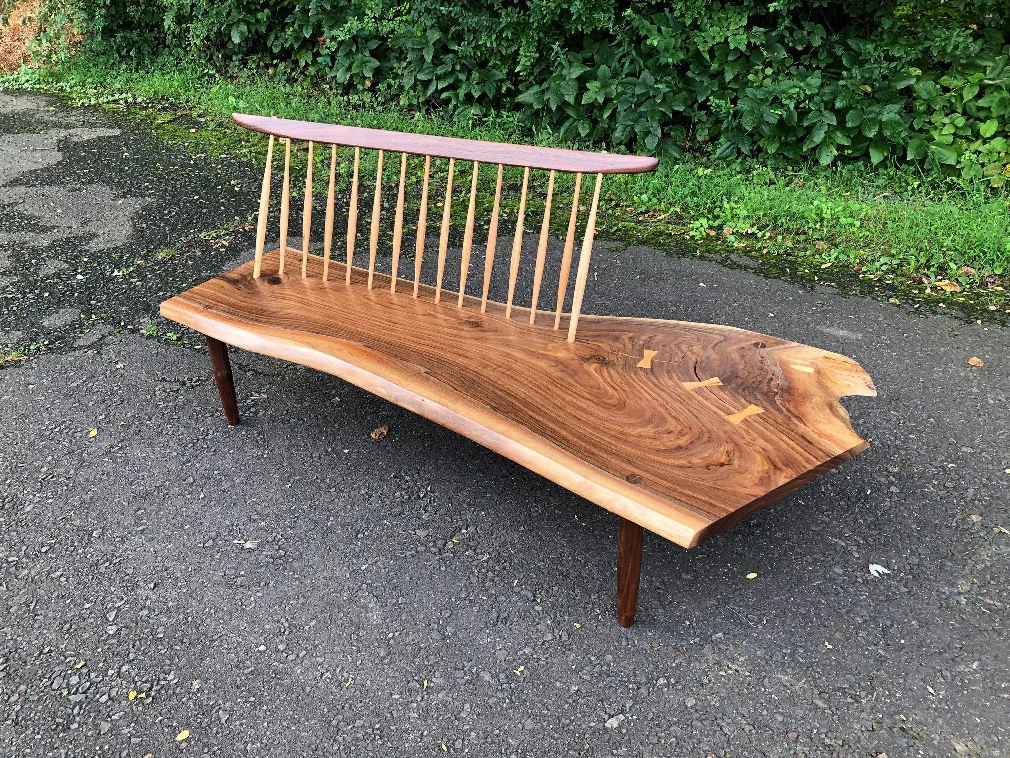 Banca artesanal de madera maciza inspirada en el estilo de George Nakashima, ejemplo de una Master Class de ebanistería en Gaspart Studio.