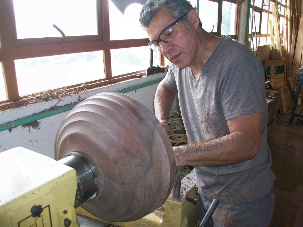 Gaspar trabajando una pieza de madera en torno durante un curso práctico de torneado artístico en Gaspart Studio, Valle de Bravo, México.