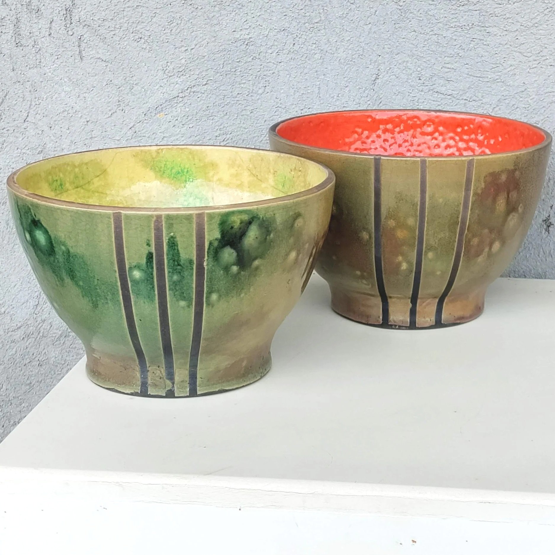 Piezas de cerámica artesanal con acabados y esmaltes de colores, quemas de Rakú al aire libre en Gaspart Studio.