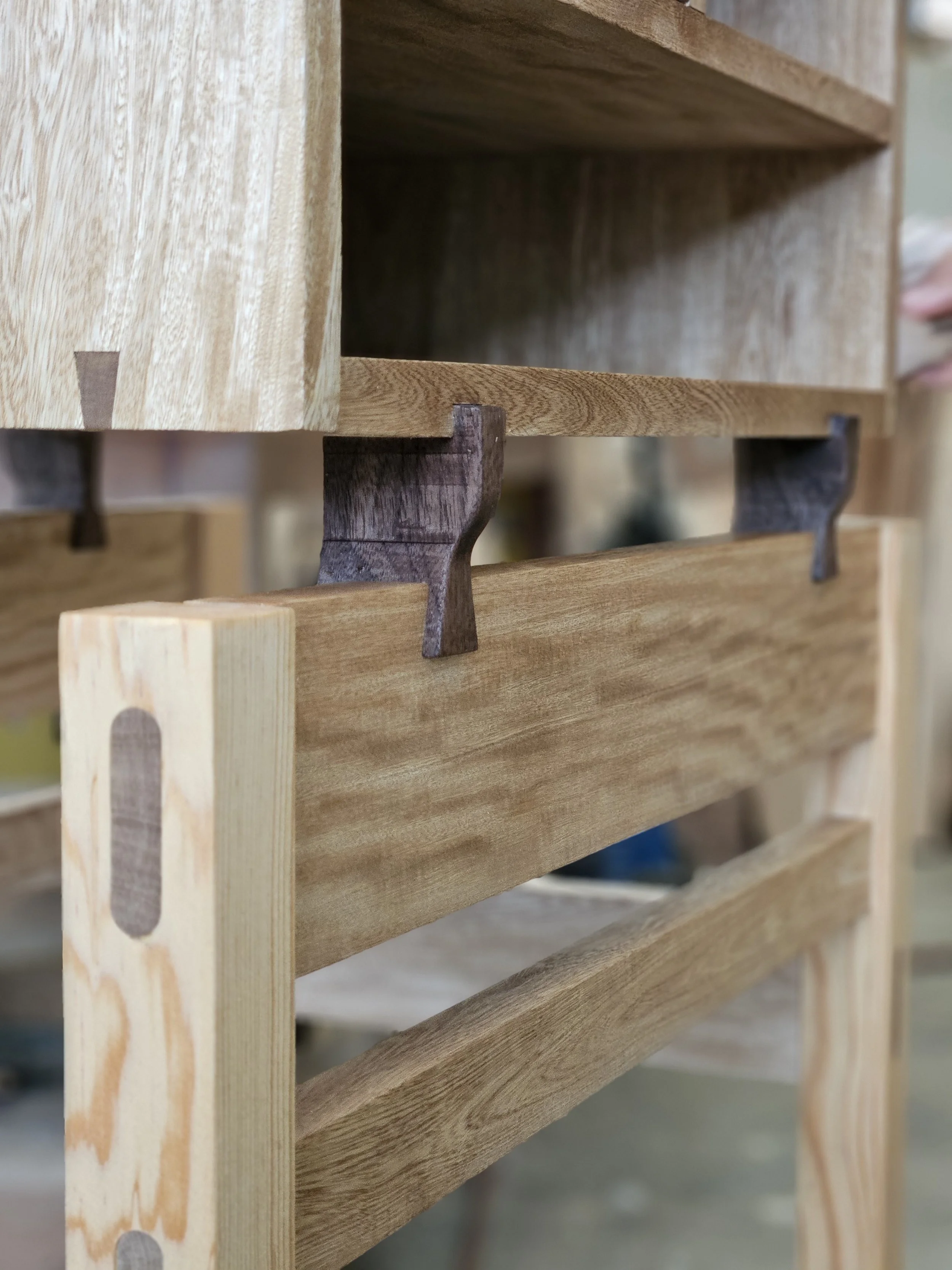 Detalle de los ensambles y soportes de madera de un gabinete inspirado en el estilo del maestro ebanista James Krénov, realizado en Gaspart Studio.