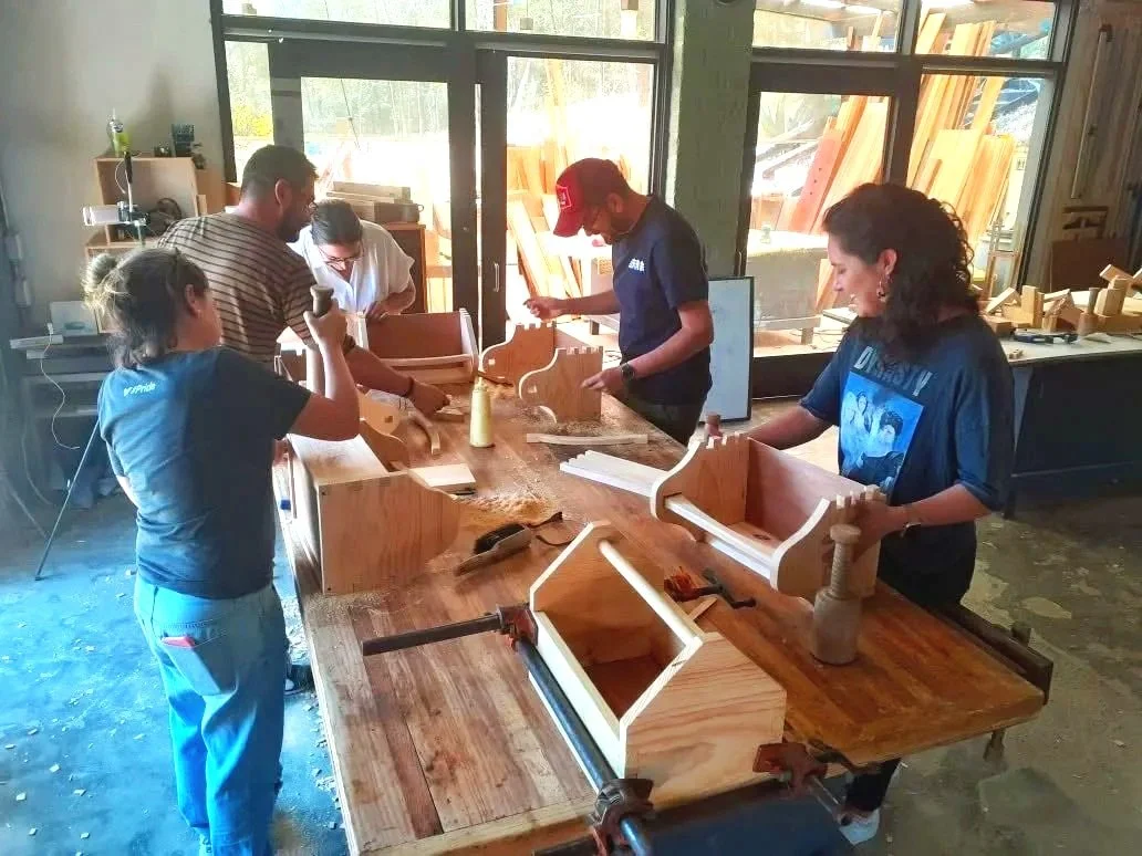 Estudiantes trabajando en proyectos de madera durante una clase suelta de ebanistería en el taller de Gaspart Studio.