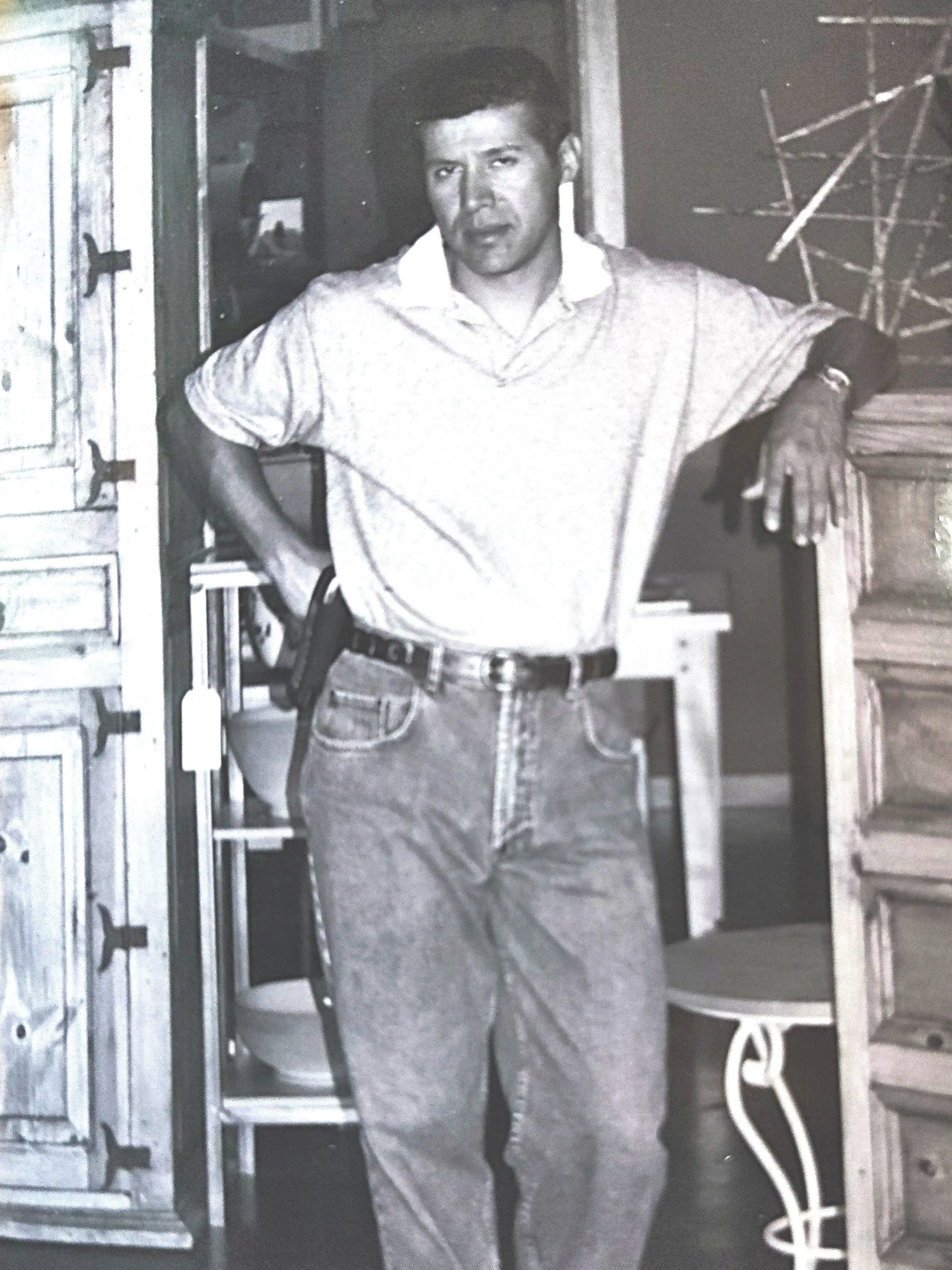 Retrato en blanco y negro de Gaspar Téllez durante sus años como diseñador y fabricante de muebles en Los Ángeles, California.