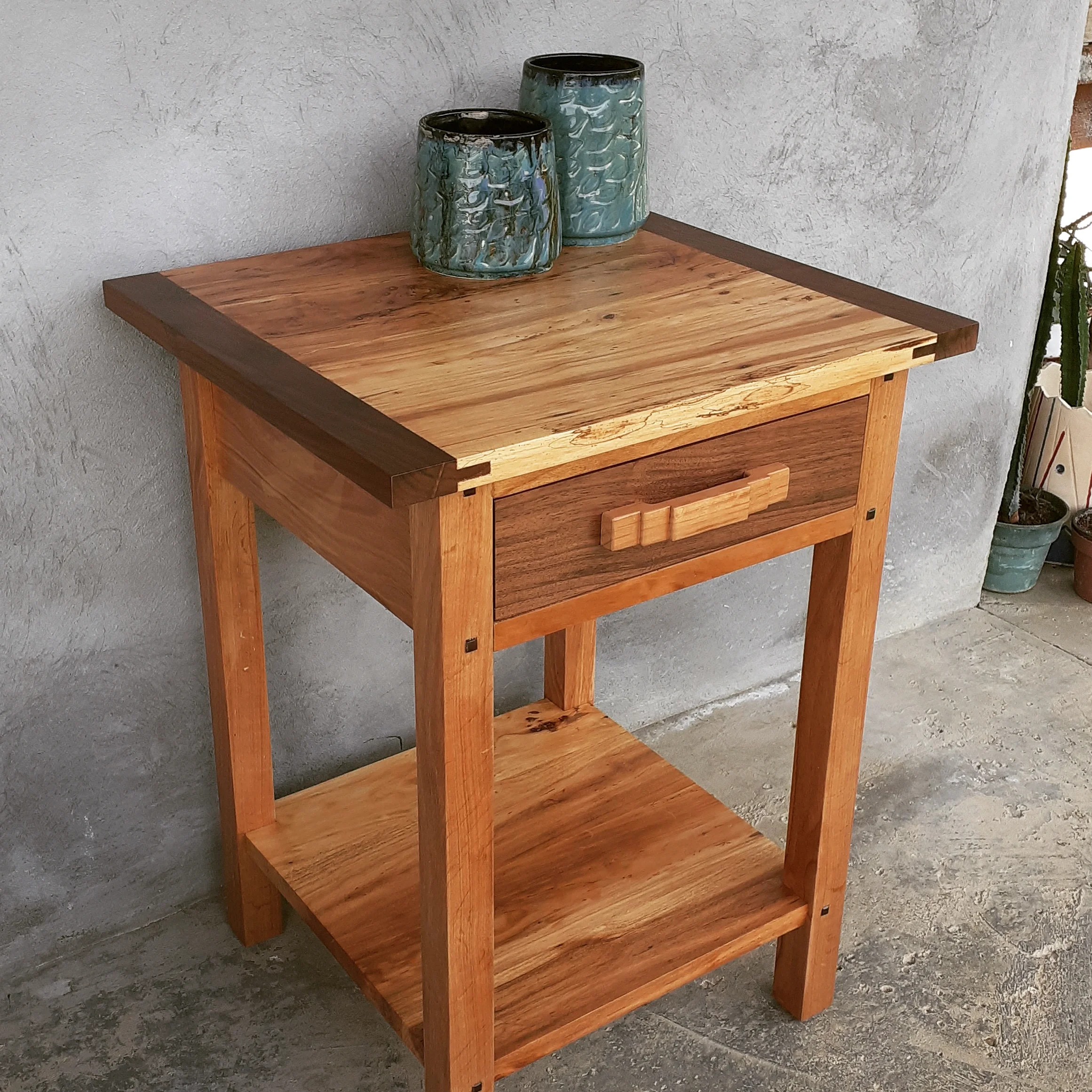 Buró  de madera estilo Misión con cajón y repisa, realizado con técnicas tradicionales de ebanistería.