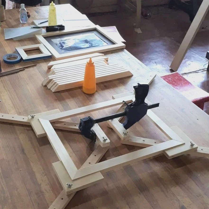 Marcos de madera en proceso de fabricación sobre una mesa de trabajo durante un curso práctico de ebanistería en Gaspart Studio.