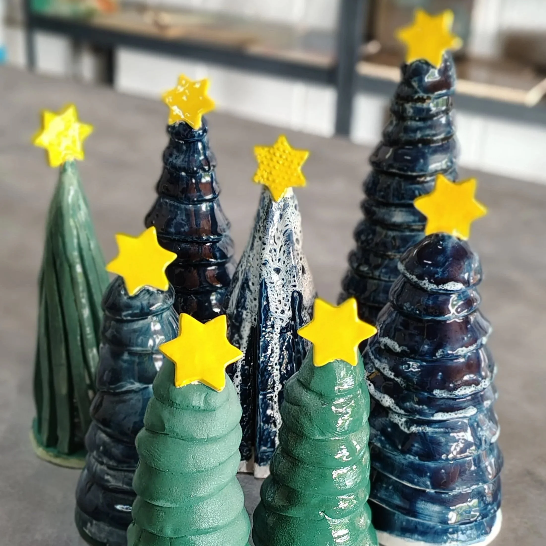 Árboles de Navidad de cerámica hechos a mano en un taller de cerámica de Gaspart Studio.