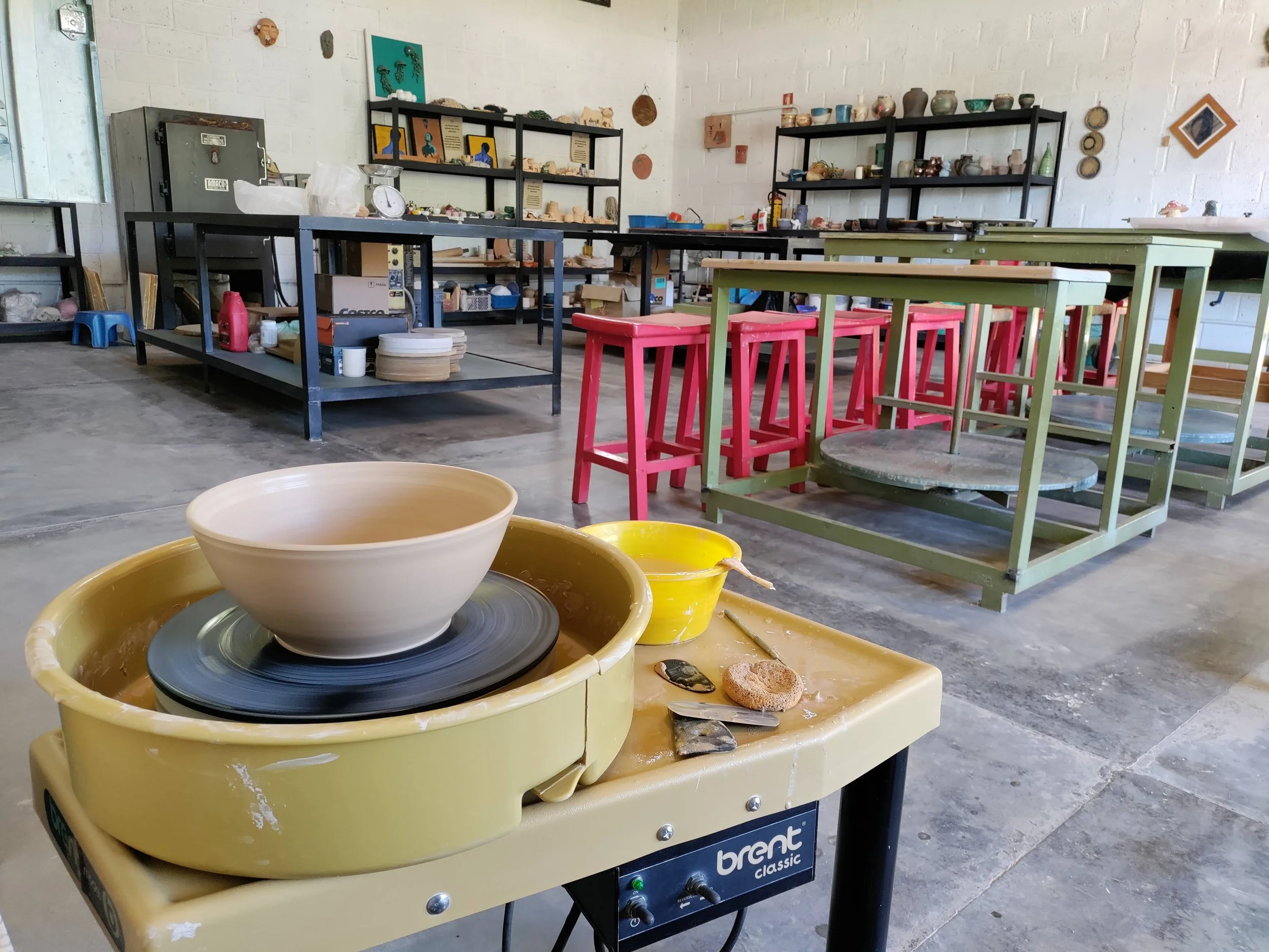 Taller de cerámica de Gaspart Studio con torno, mesas de trabajo y piezas de cerámica.