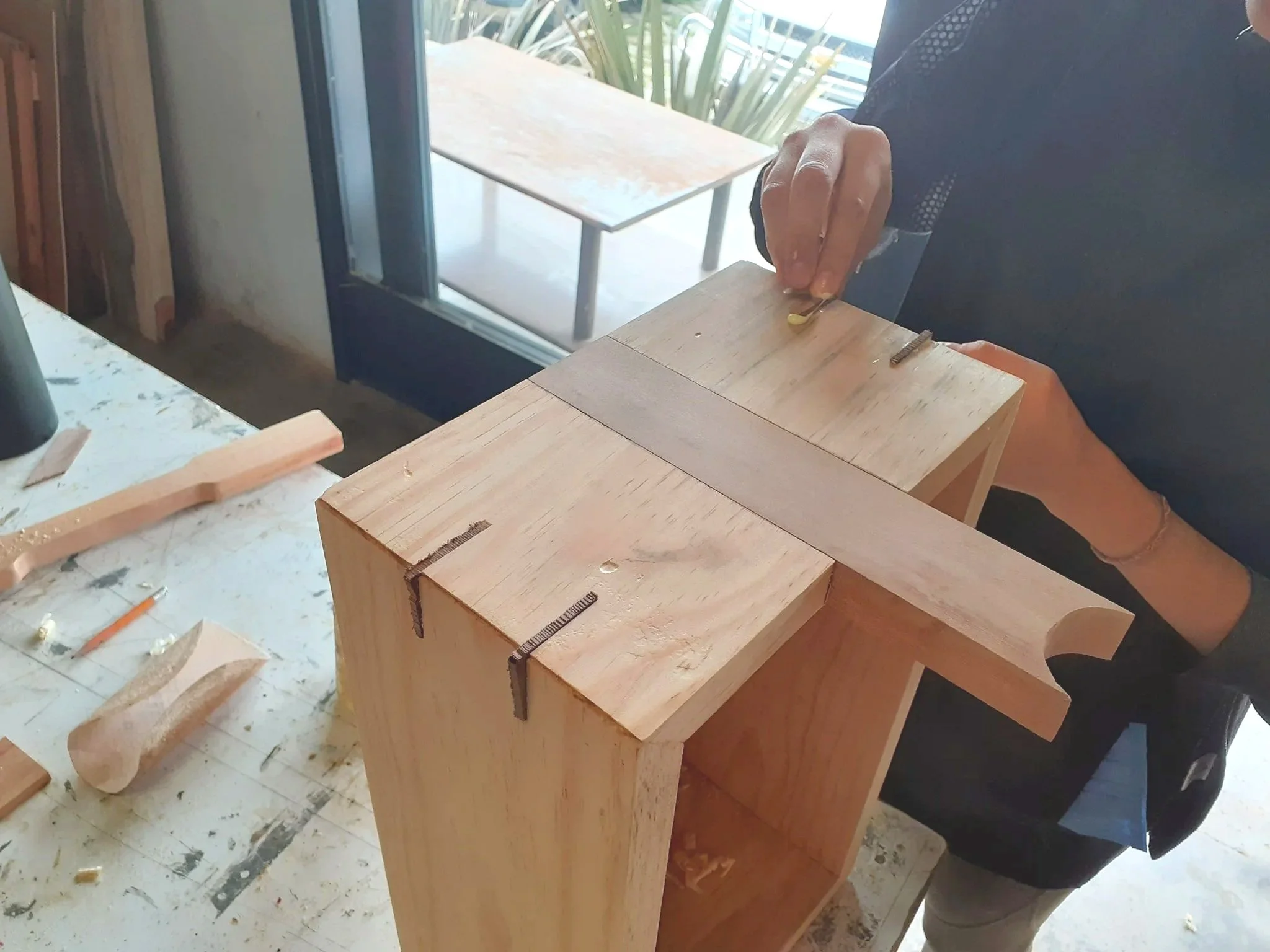 Proceso de elaboración de ensambles básicos de madera durante un curso práctico de ebanistería para principiantes en Gaspart Studio.