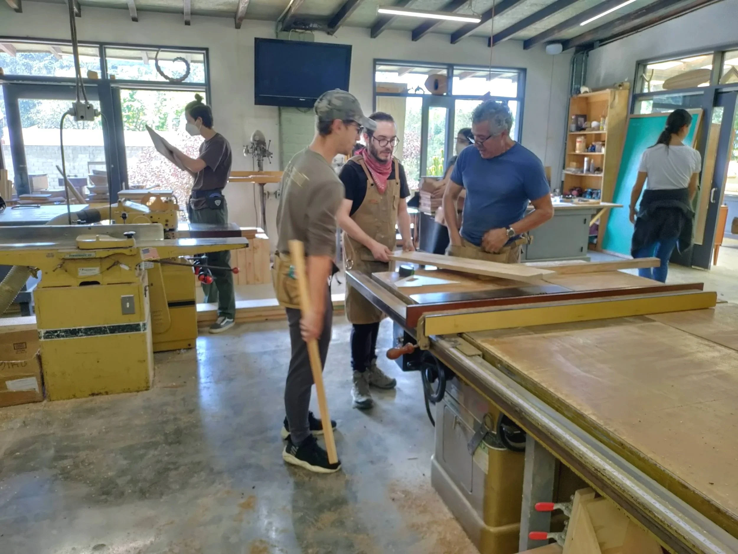 Estudiantes trabajando en un taller práctico de ebanistería con guía personalizada en Gaspart Studio, Valle de Bravo, México.