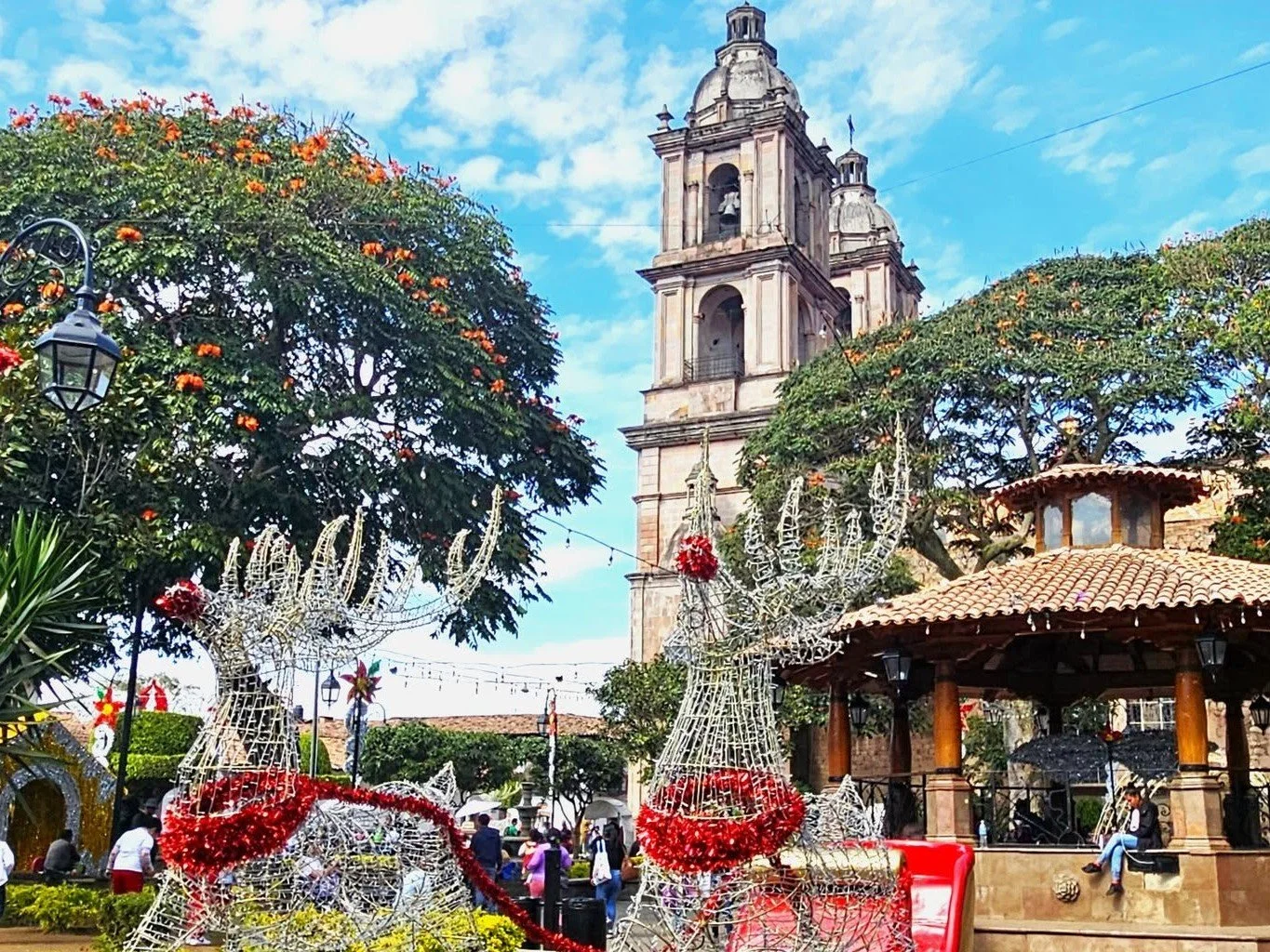 Vista de Valle de Bravo, Estado de México, donde Gaspar Téllez fundó Gaspart Studio, escuela-taller de ebanistería fina y diseño.
