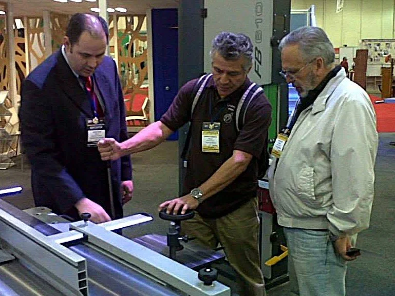 Gaspar Téllez mostrando maquinaria para ebanistería y fabricación de muebles durante una feria especializada.