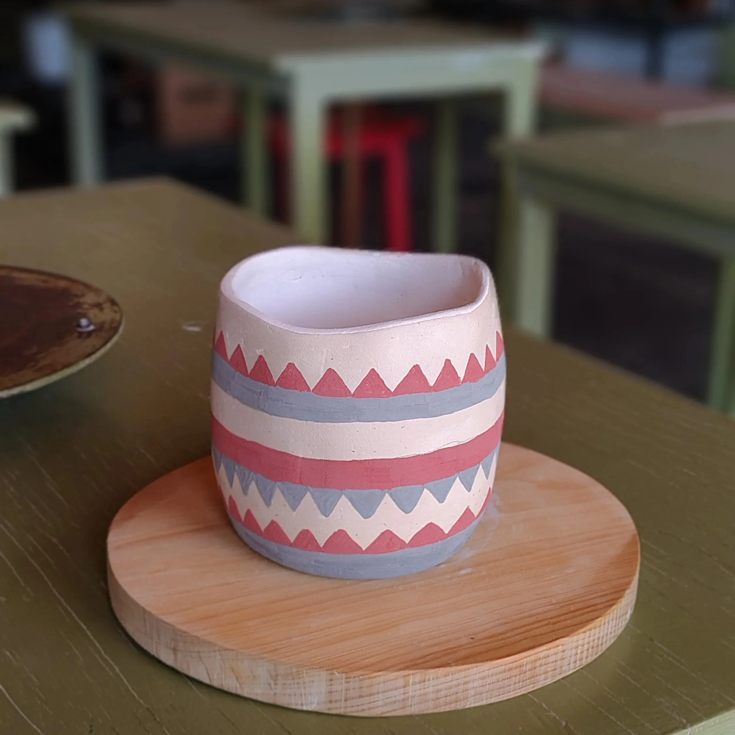 Pieza de cerámica hecha a mano y decorada con engobes en taller de cerámica.