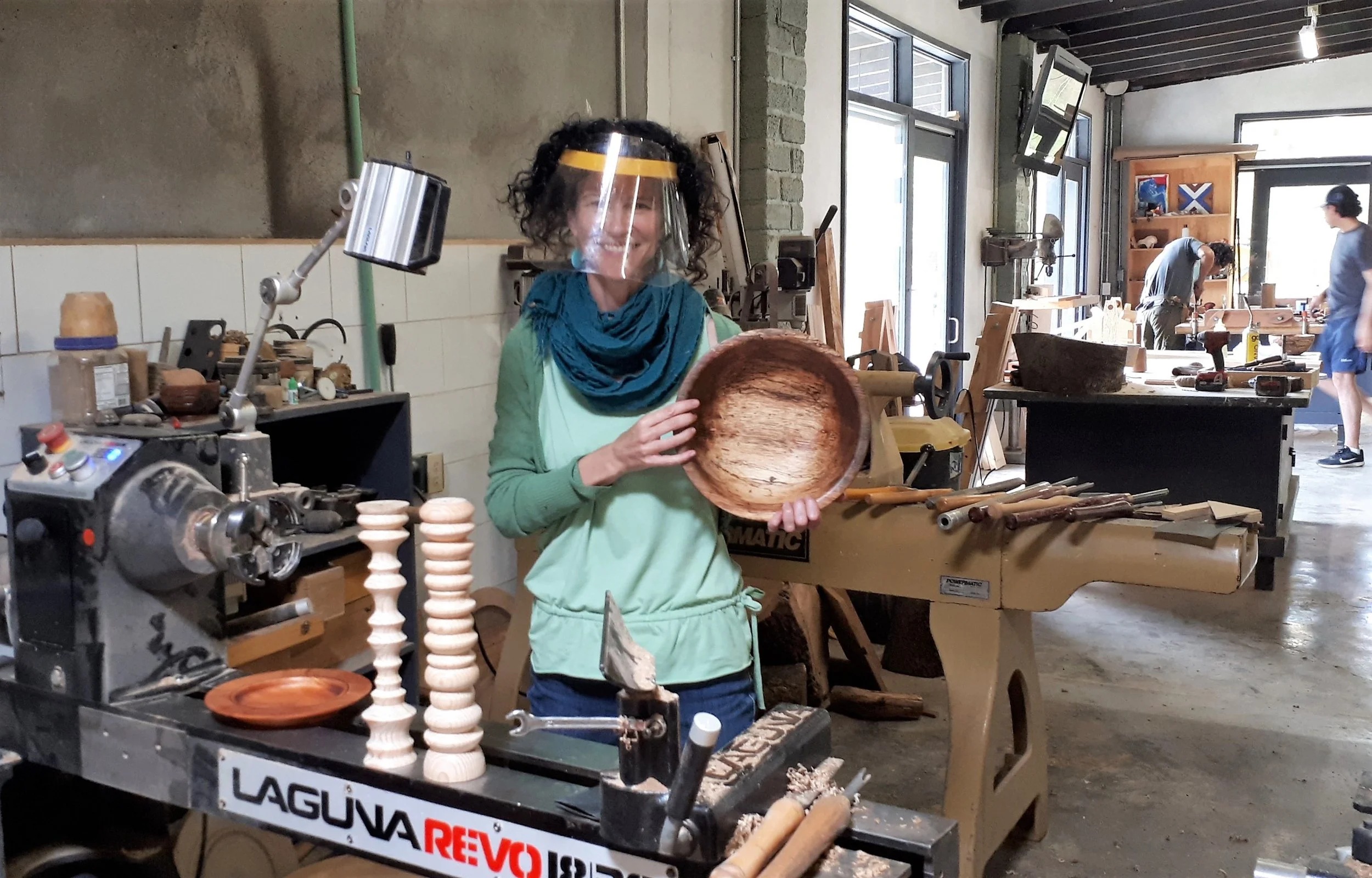 Estudiante mostrando una pieza torneada a mano durante un curso práctico de torno artístico de madera en Gaspart Studio.