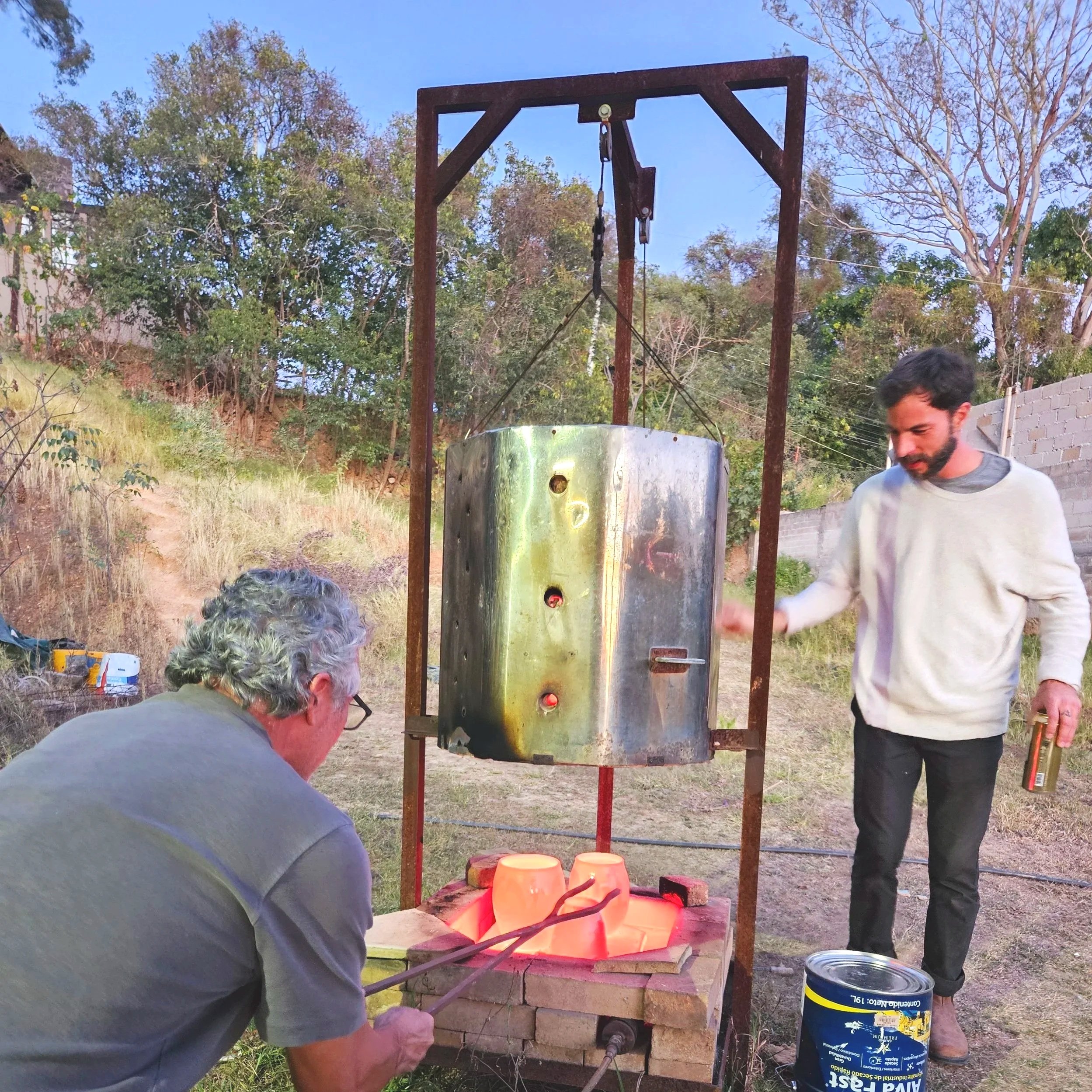 Proceso de quema de Rakú al aire libre durante un taller de cerámica en Gaspart Studio.