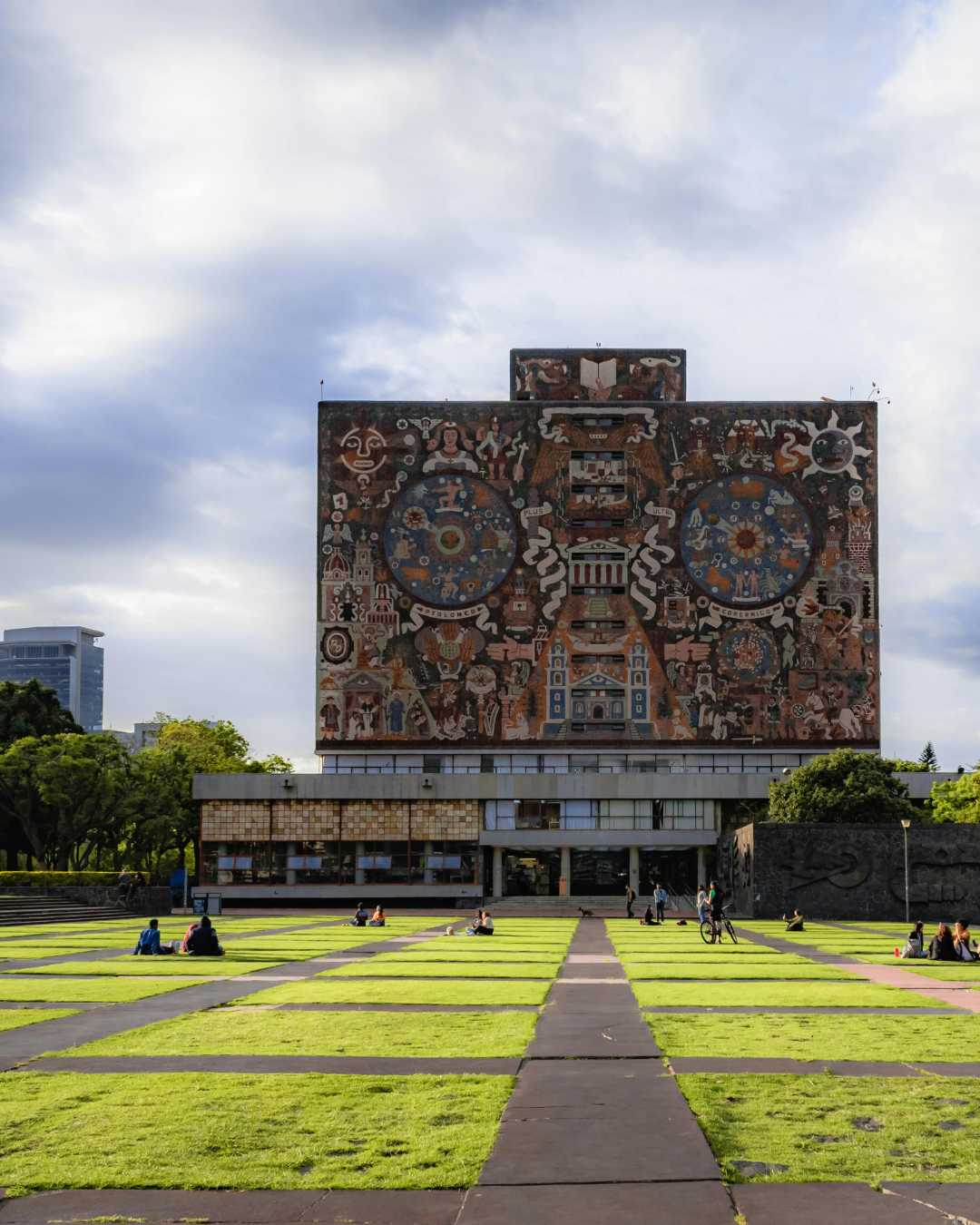 Biblioteca Central de la UNAM con el mural de Juan O’Gorman en Ciudad Universitaria, Ciudad de México.