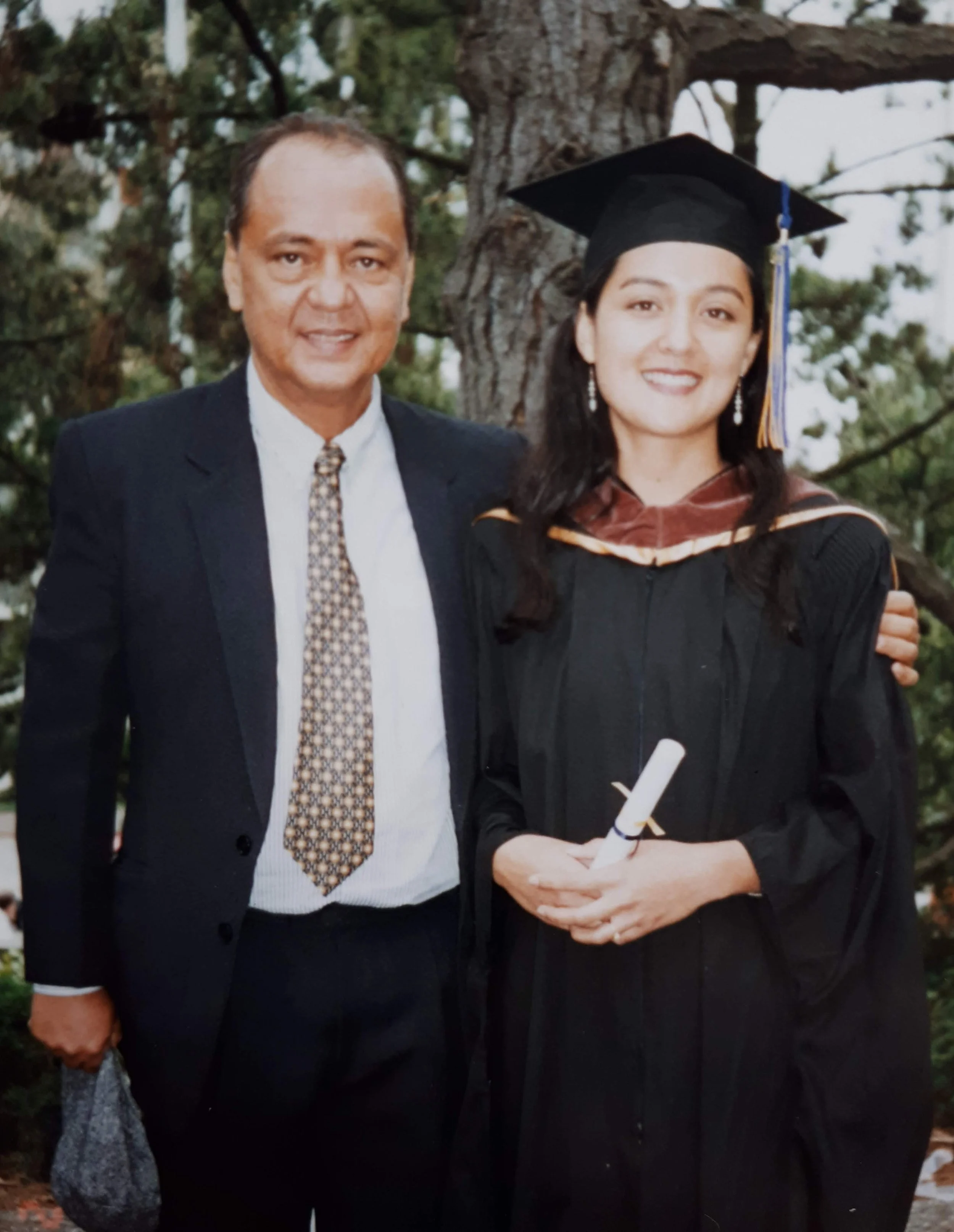 Fatimah Araneta durante su graduación universitaria acompañada de su padre.