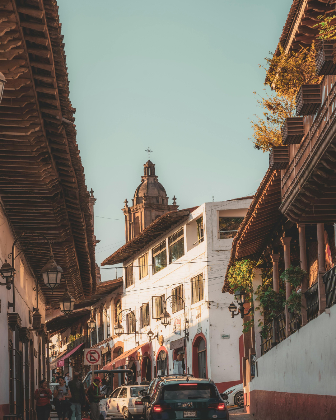 Calle tradicional con arquitectura colonial en Valle de Bravo, Estado de México.