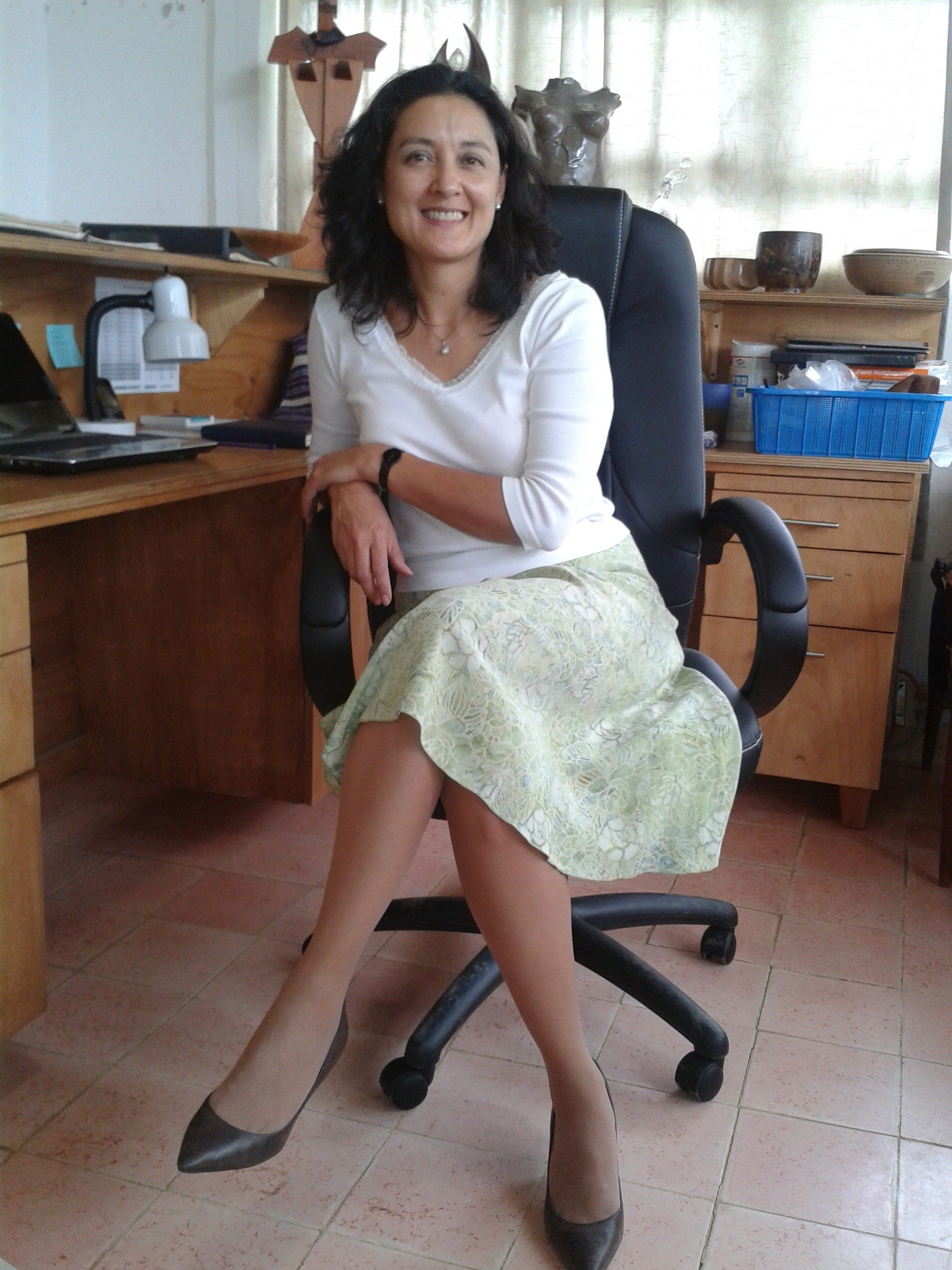 Fatimah Araneta en su espacio de trabajo rodeada de piezas de arte y cerámica en Gaspart Studio