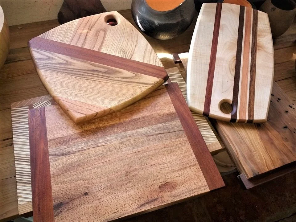 Tablas de presentación elaboradas con diferentes maderas y diseños durante un curso de carpintería en Gaspart Studio.