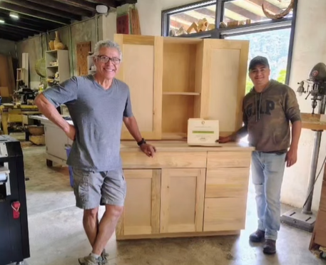 Gaspar Téllez y un estudiante junto a un gabinete de cocina de madera realizado durante un curso de diseño y fabricación de gabinetes en Gaspart Studio.