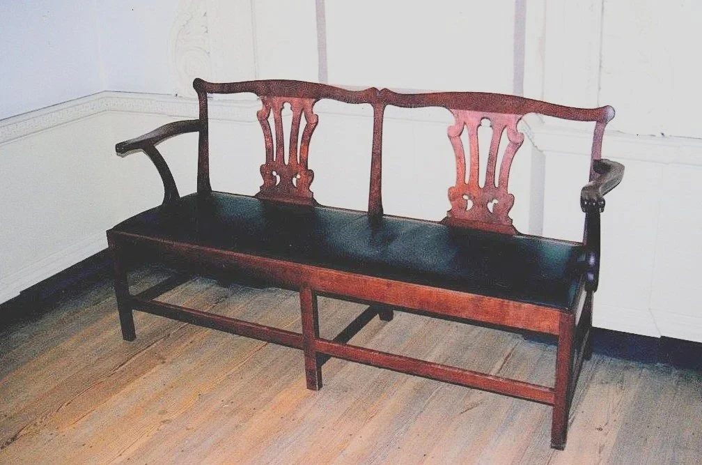 Banco de madera estilo Chippendale, ejemplo del trabajo de diseño y fabricación de muebles finos de Gaspar Téllez.