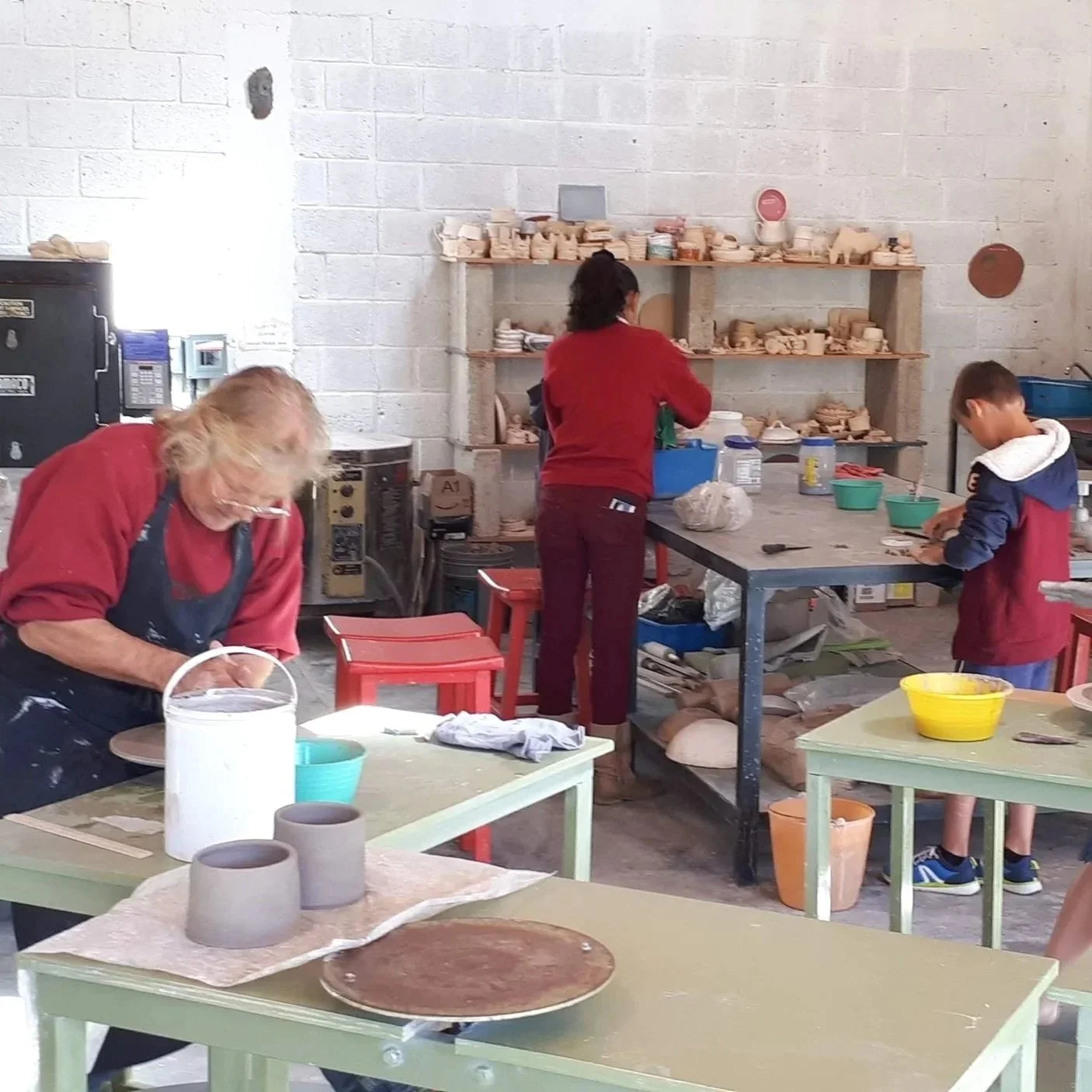 Alumnos trabajando en proyectos de cerámica durante una clase en el taller de Gaspart Studio.