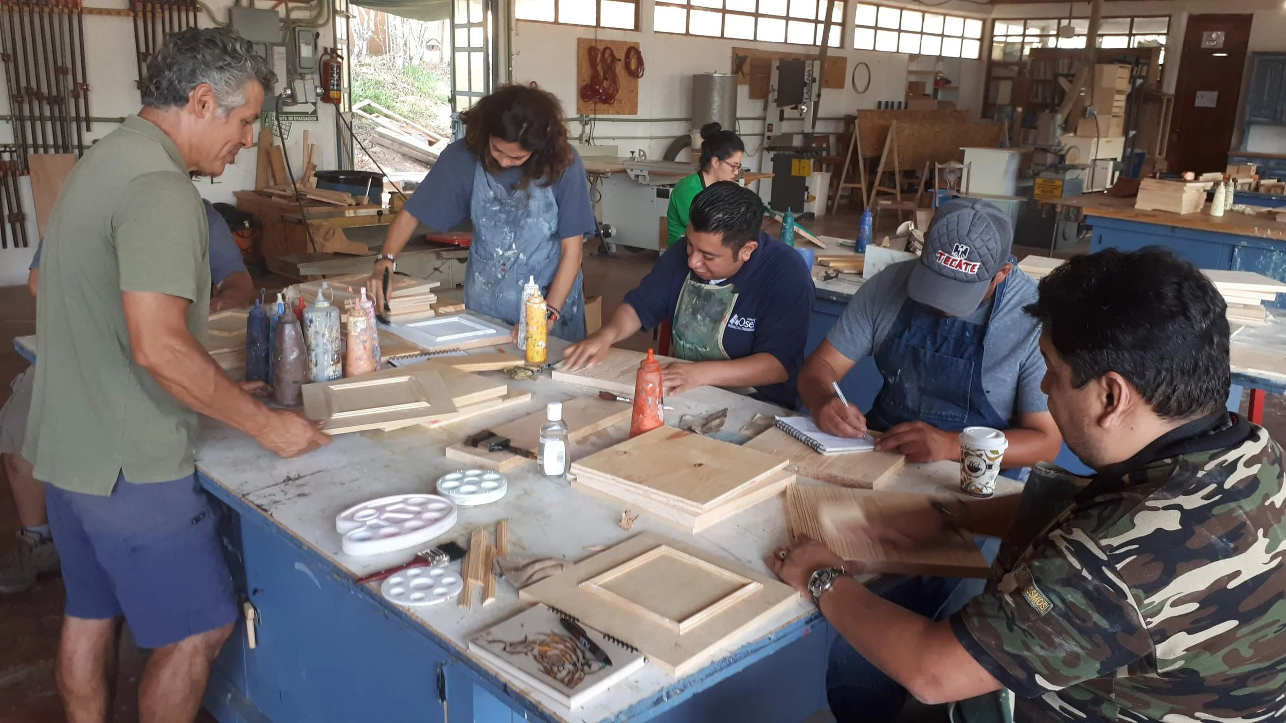 Gaspar Téllez guía a sus estudiantes mientras aprenden técnicas de ebanistería y desarrollan sus proyectos mediante una enseñanza práctica en Gaspart Studio.