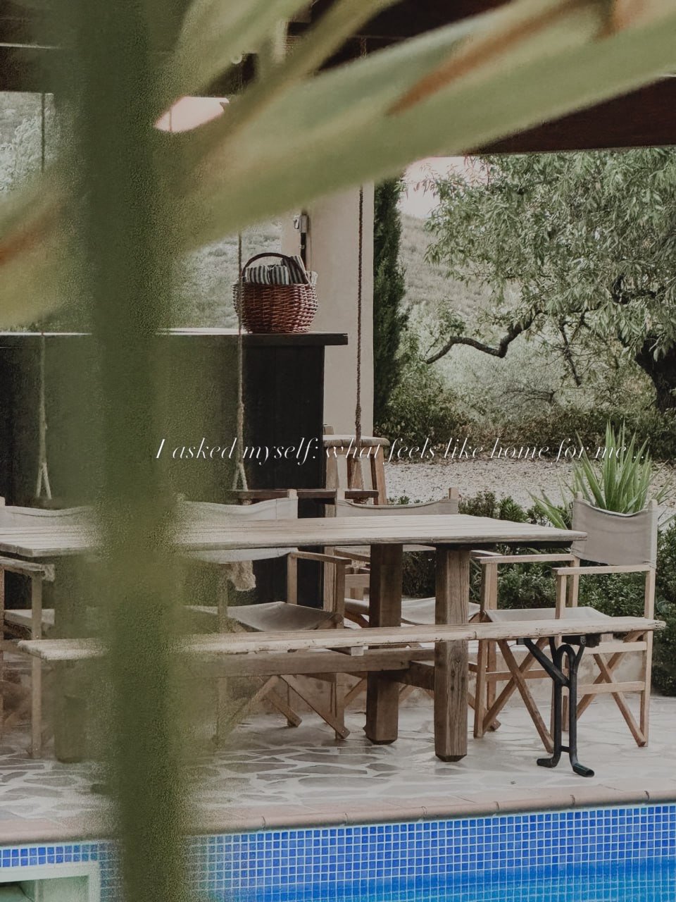 i asked myself | what feels like home for me .. 
@casadecarrascoretreat 𓂁

Zuhause ist nicht immer ein Ort. Es ist das unbeschreiblich, heimlige Gef&uuml;hl - sich geborgen zu f&uuml;hlen, anzukommen. 

Es lebt bereits in dir, sp&uuml;rst du es? 

#