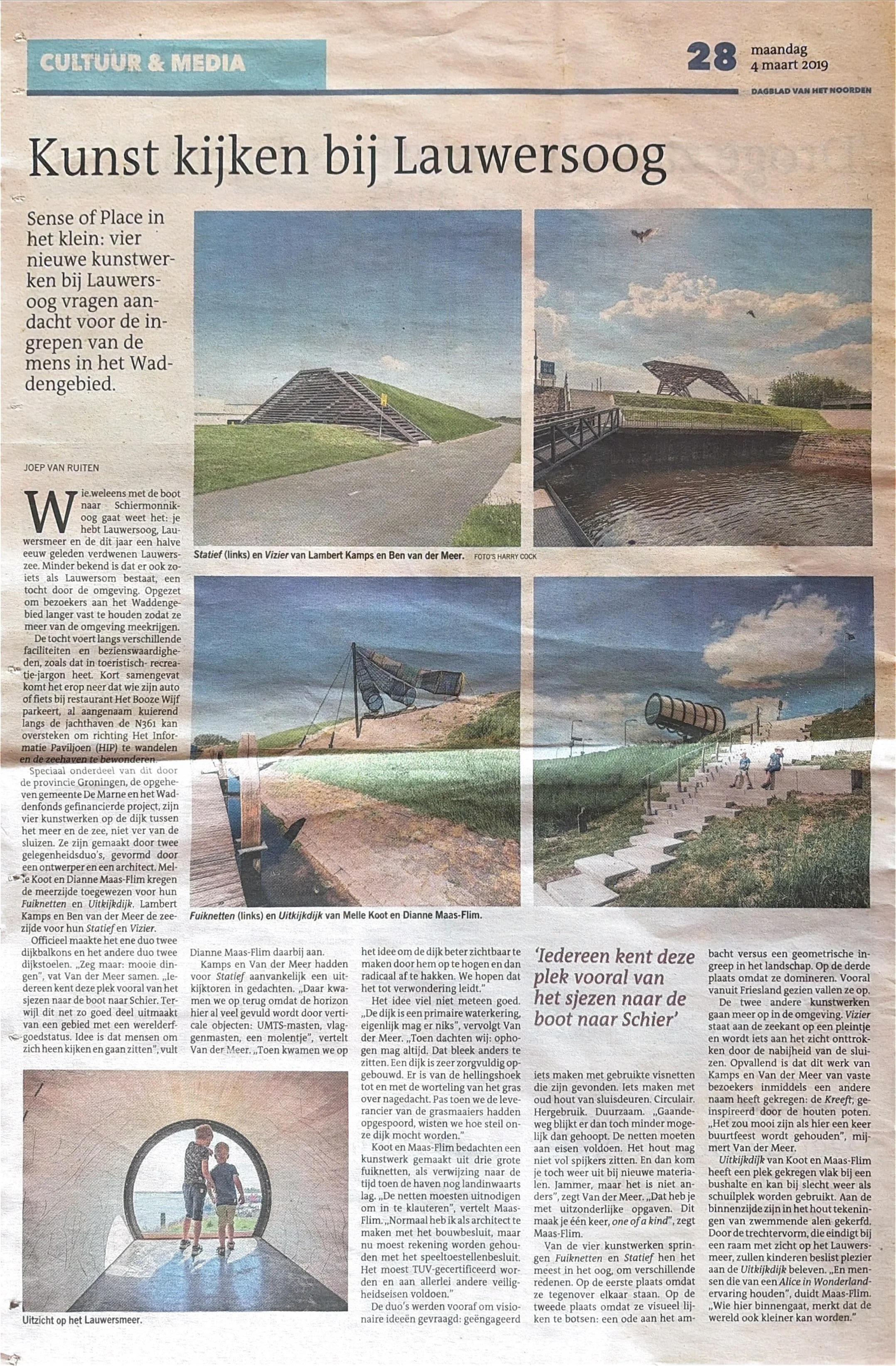 Een krant met artikelen over kunstprojecten bij Lauwersoog, inclusief foto's van kunstwerken zoals een scheepswrak, uitzicht vanaf een dijk en mensen die door een tunnel lopen.