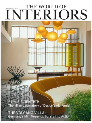 Interieur van een modern woon- of lounge-ruimte met grote ramen, hangende ronde gele lampen, een gele vitrinekast, en een ronde gele bank. Decoratieve elementen zoals een zwart kunststuk en een groene plant zijn ook zichtbaar.