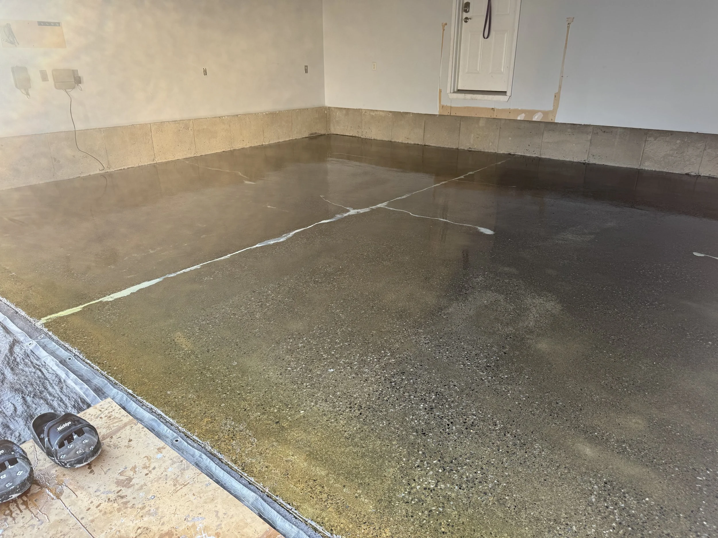 Full Vapor barrier applied before Flake for maximum durability.