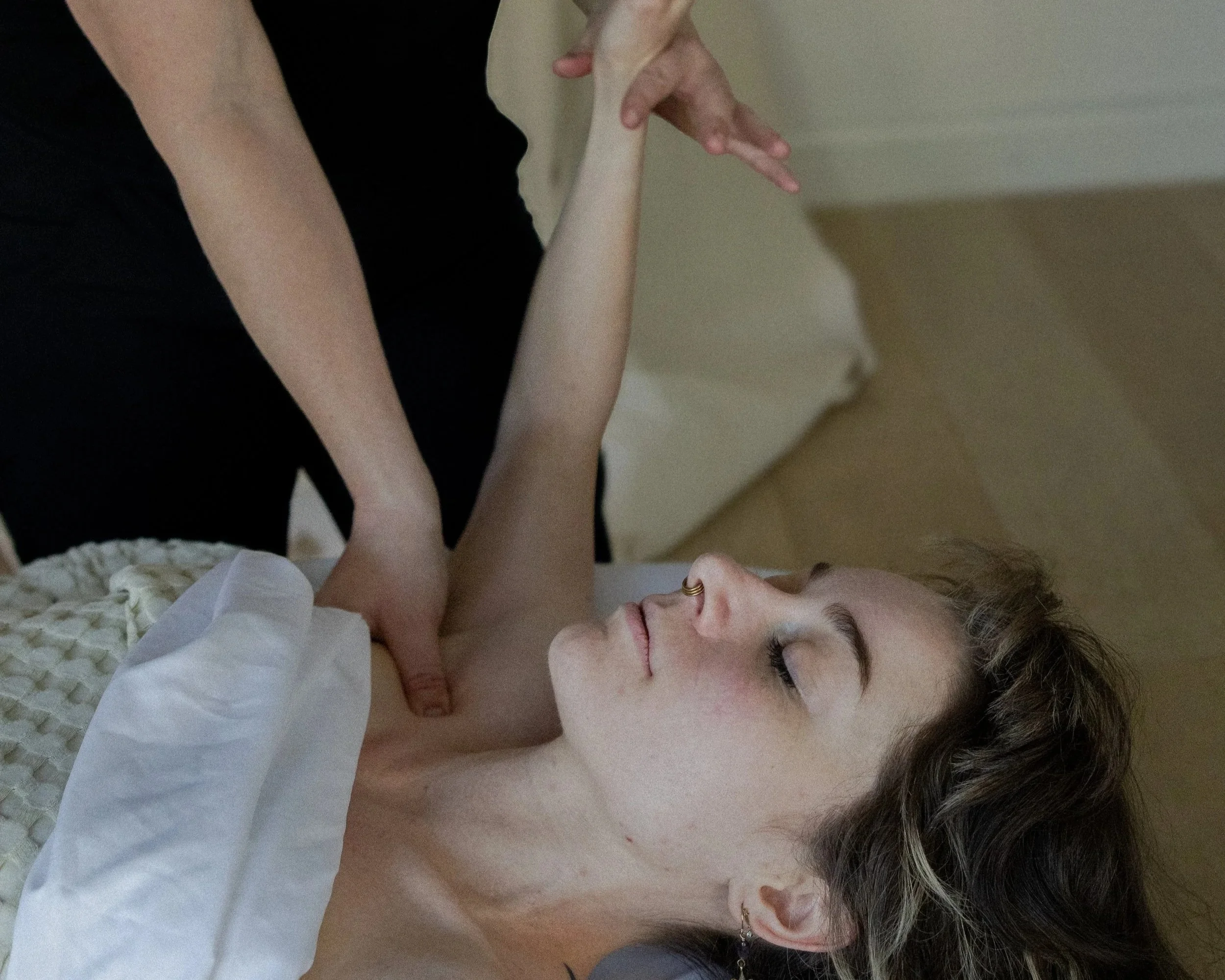 Jessie Gunther works on a clients shoulder mobility
