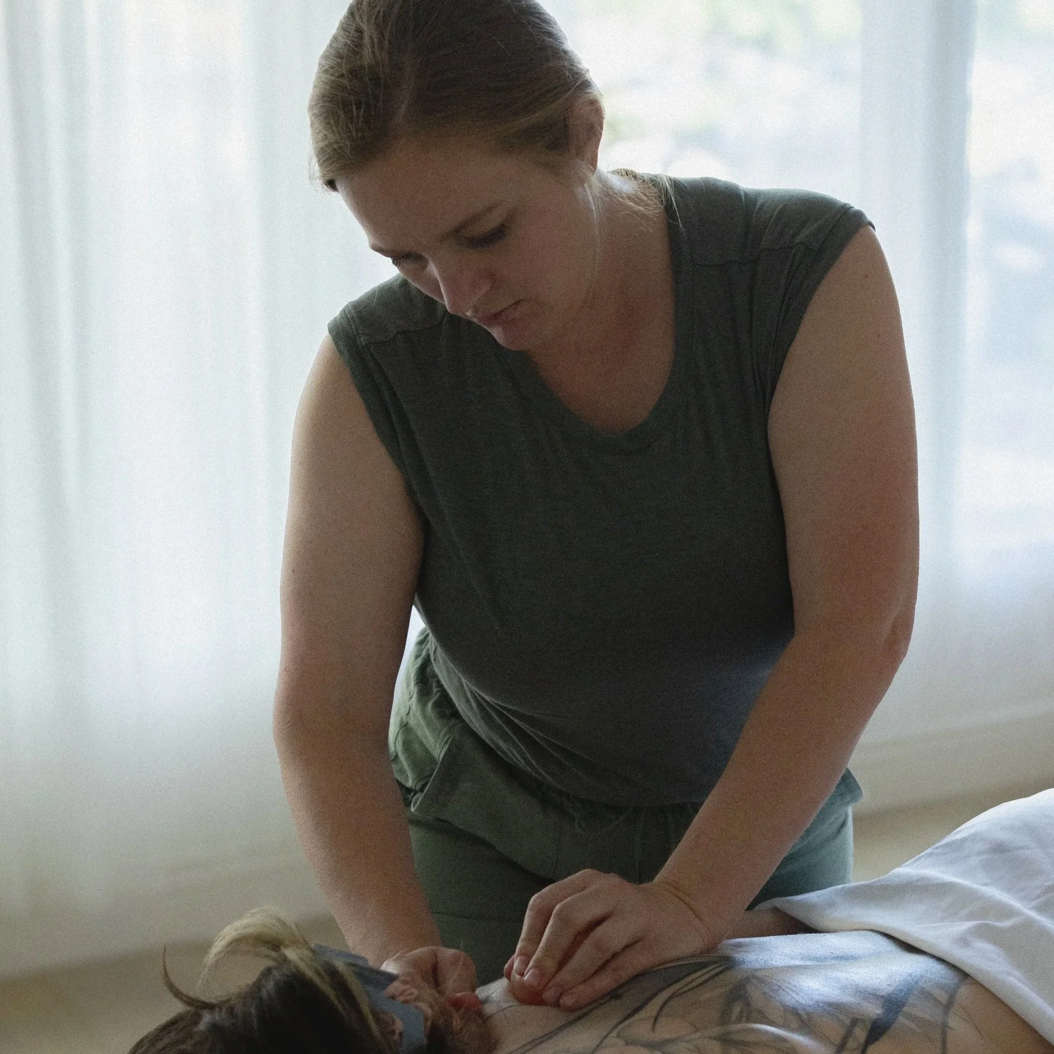 Jessie Gunther giving a back massage to a client