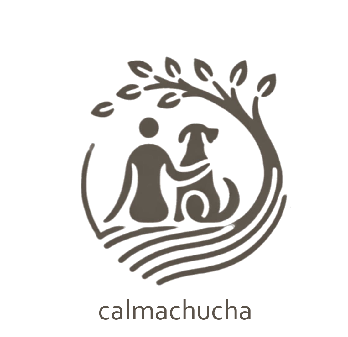 Logo que representa una figura humana abrazada a la de un perro, bajo un árbol que dibuja un circulo alrededor de ambos. Debajo el nombre de la marca, calmachucha