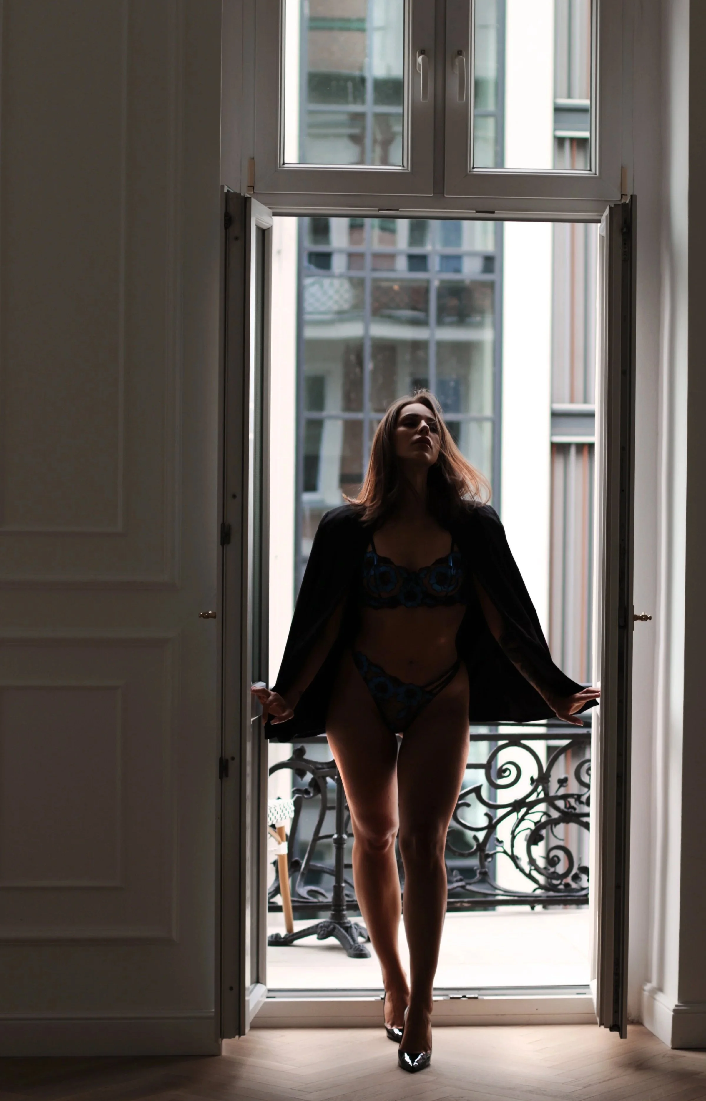 Naturalne sesje kobiece, ciążowe, rodzinne, dla par oraz sesje wizerunkowe i biznesowe. Fotografia oparta na emocjach, świetle i autentycznych momentach, bez sztucznego pozowania. Każda sesja jest indywidualnie prowadzona, tak aby uchwycić prawdziwe 